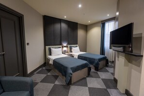 Habitación, 2 camas individuales, no fumadores | Minibar, caja fuerte, escritorio y sistema de insonorización