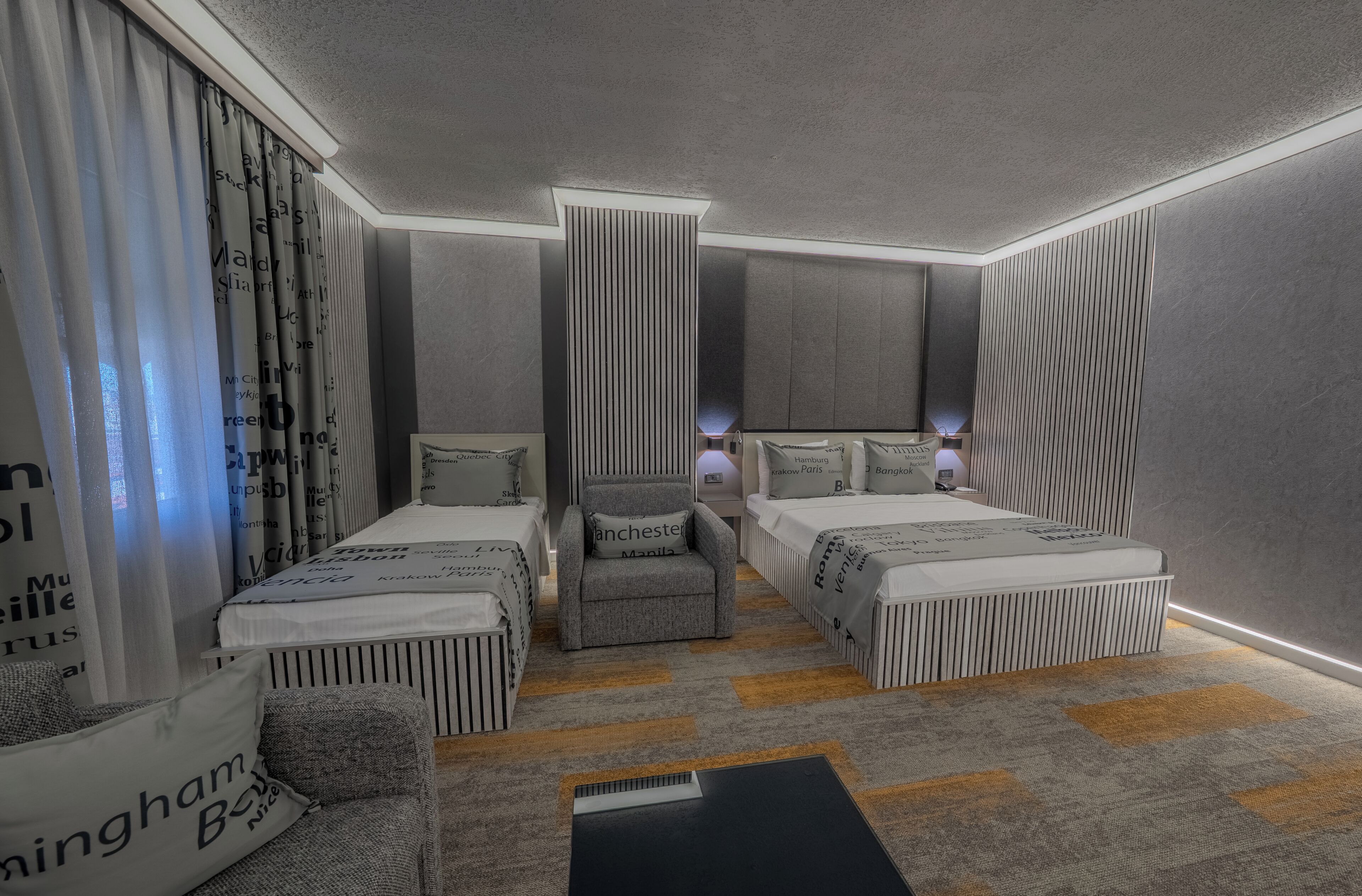 Habitación Deluxe, varias camas, no fumadores | Minibar, caja fuerte, escritorio y sistema de insonorización