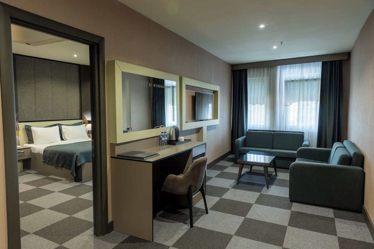 Suite, 1 King Bed, Smoking | Room amenity
