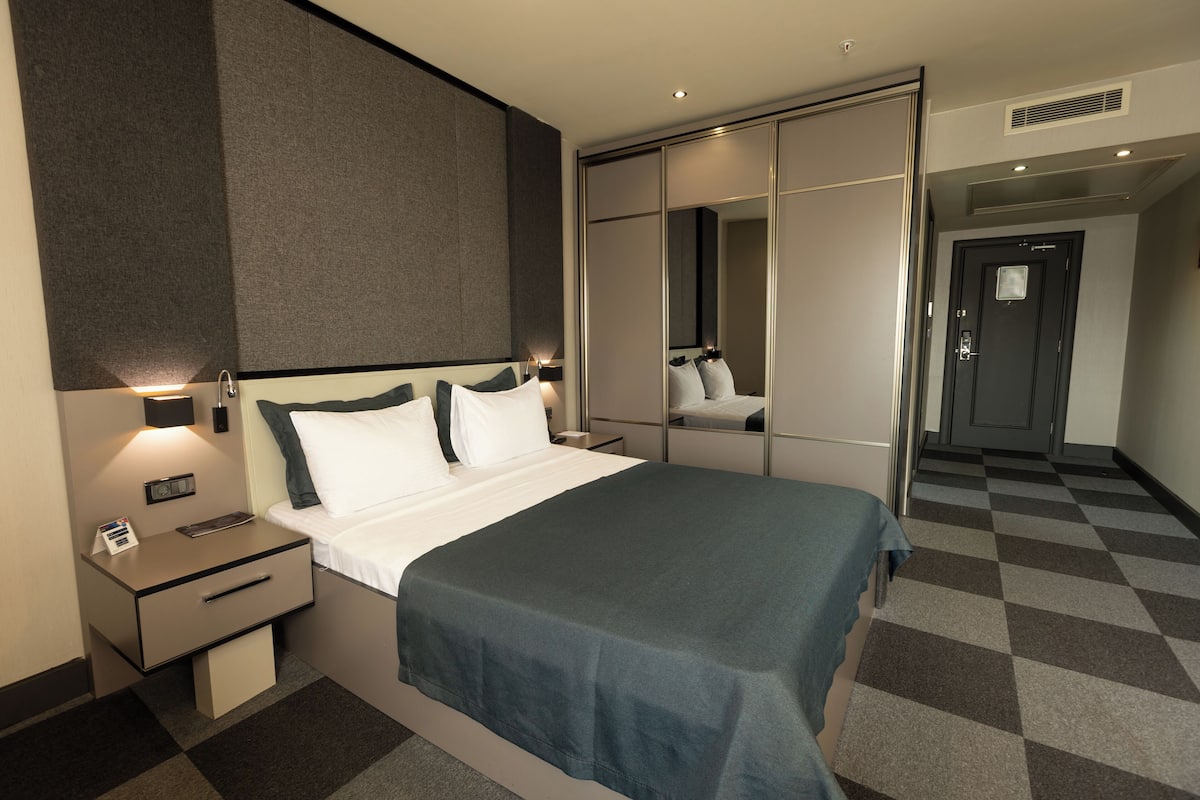 Deluxe Room, 1 King Bed, Smoking