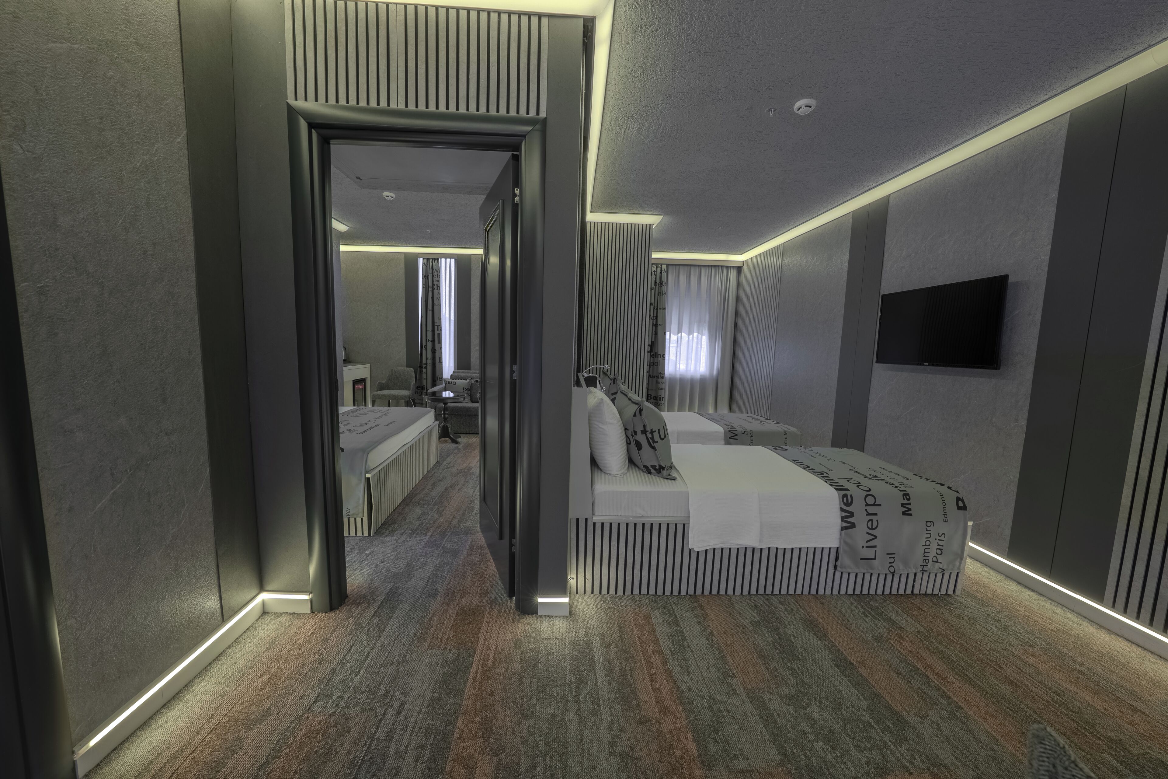 Habitación familiar, varias camas, no fumadores | Minibar, caja fuerte, escritorio y sistema de insonorización