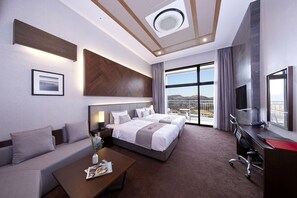 Donsdekens, een kluis op de kamer, een bureau, een laptopwerkplek