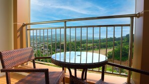 Down duvets, in-room safe, desk, laptop workspace - Ramada Hotel & Suites by Wyndham Gangwon Pyeongchang (Pyeongchang)