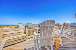 Terrace/patio - Oceanview Dog Friendly Home w/ Private Pool, Hot Tub, Basketball, Beach Nearby (Waves)
