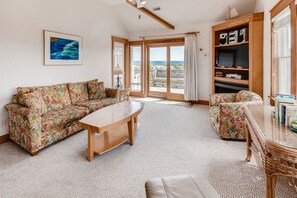 TV, DVD player, stereo - Oceanview Dog Friendly Home w/ Private Pool, Hot Tub, Basketball, Beach Nearby (Waves)