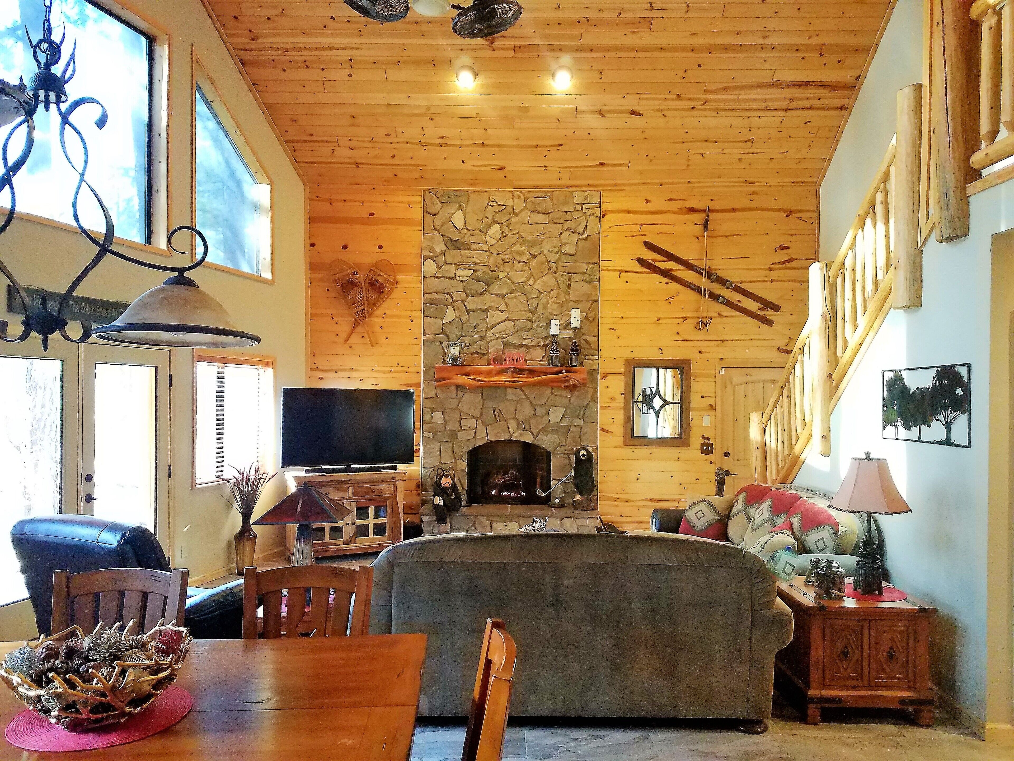 Gorgeous Cabin in the Highly Desired White Mountain Summer Homes Community