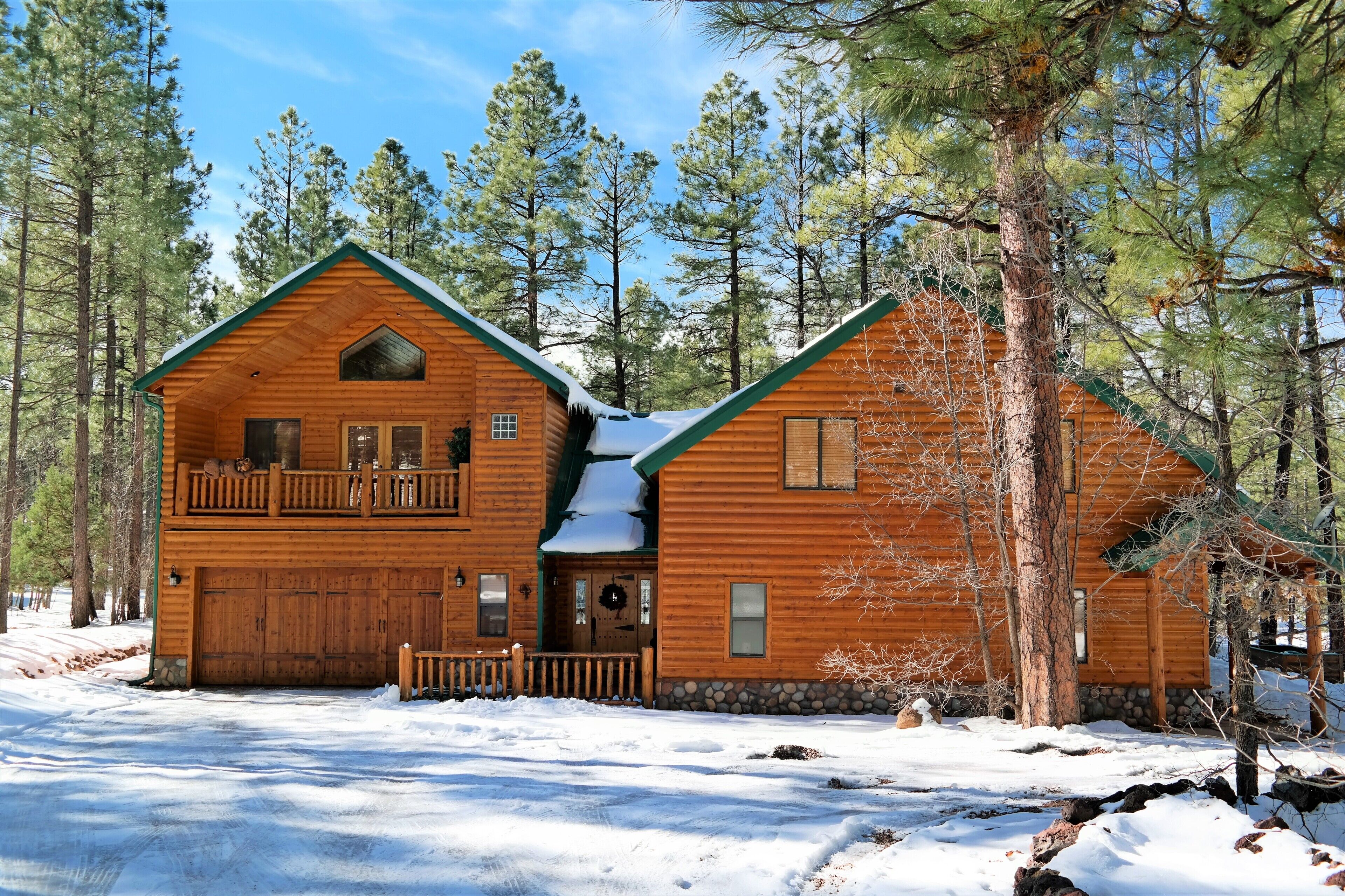 Gorgeous Cabin in the Highly Desired White Mountain Summer Homes Community