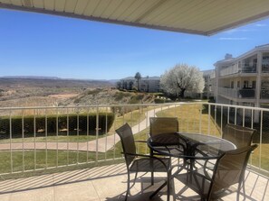 Outdoor dining - Cozy updated Las Palmas Family Paradise Retreat  (St. George)