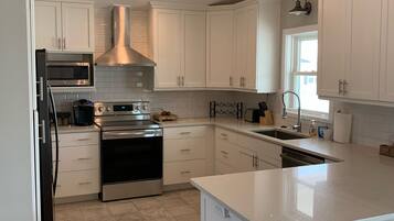 Geladeira, micro-ondas, fogão, cooktop