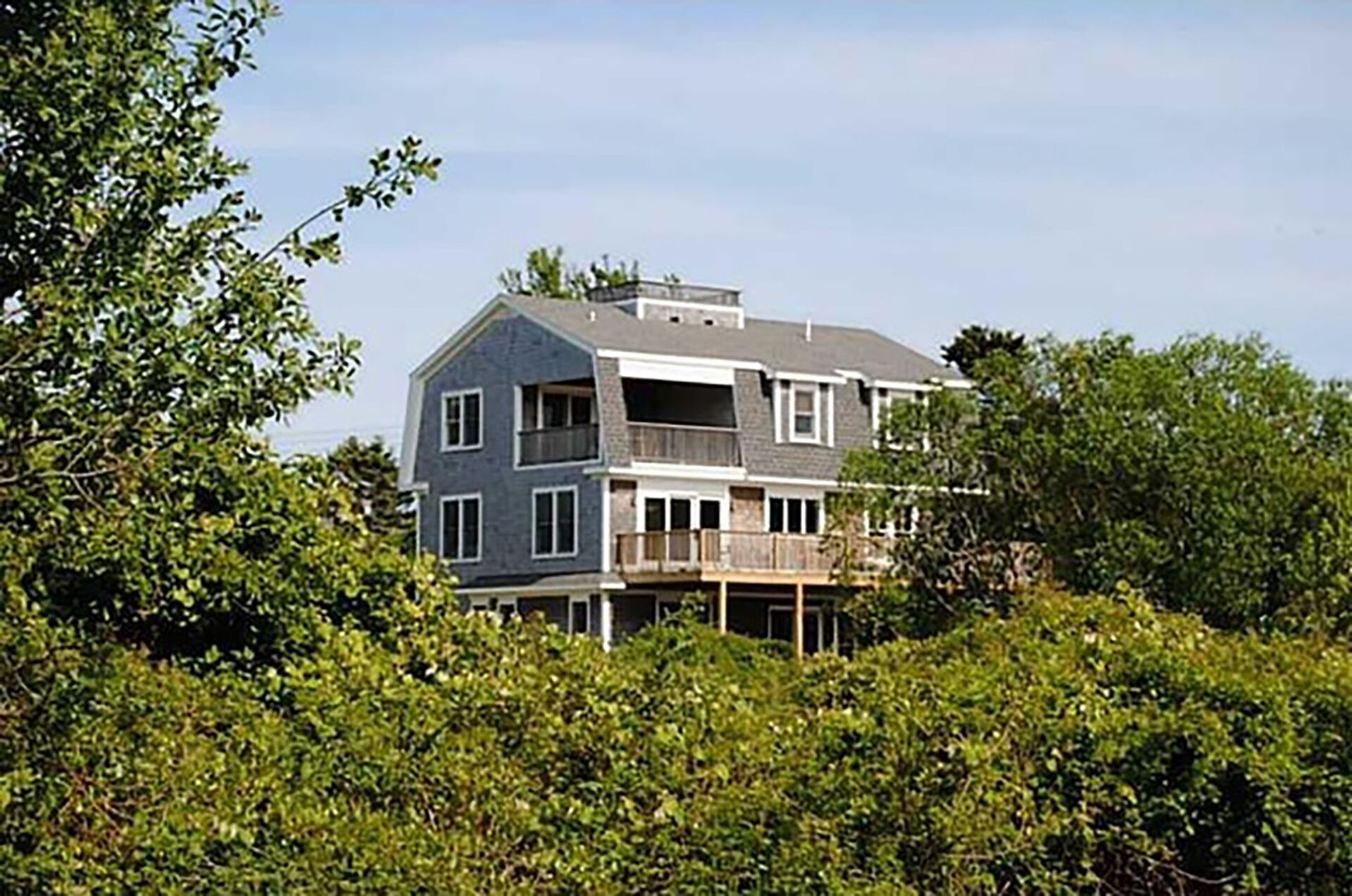 6 bedrooms, 4.5 baths & A/C. Sleeps 12. Book your Block Island getaway today!
