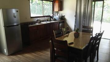 Kylskåp, mikrovågsugn, spishäll och diskmaskin