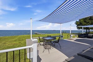 Outdoor dining - Waterfront Home on the Chesapeake Bay with Pier only 30 min from naval academy (Stevensville)