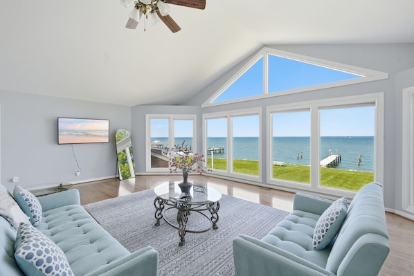Smart TV, fireplace, DVD player - Waterfront Home on the Chesapeake Bay with Pier only 30 min from naval academy (Stevensville)