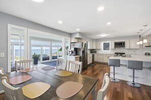 Dining - Waterfront Home on the Chesapeake Bay with Pier only 30 min from naval academy (Stevensville)