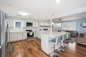 Fridge, microwave, oven, stovetop - Waterfront Home on the Chesapeake Bay with Pier only 30 min from naval academy (Stevensville)