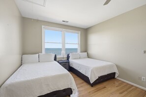 4 bedrooms, iron/ironing board, free WiFi, bed sheets - Waterfront Home on the Chesapeake Bay with Pier only 30 min from naval academy (Stevensville)