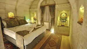 Un dormitorio con cama, alfombra, ventana con cortinas y un adorno en la pared.