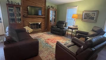 Smart TV, chimenea, libros