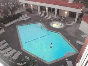 Una piscina al aire libre, una piscina climatizada