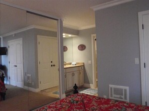 3 habitaciones, tabla de planchar con plancha, wifi y ropa de cama 