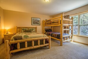 2 habitaciones, tabla de planchar con plancha y cuna de viaje