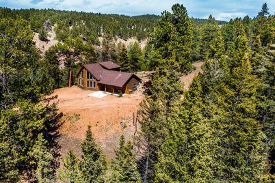 Your mountain getaway on 30 pristine acres! Beautiful home with hottub, stream.