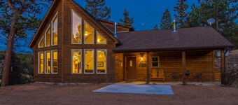 Su escapada de montaña en 30 acres! Arroyo, jacuzzi, cerca de las atracciones! 