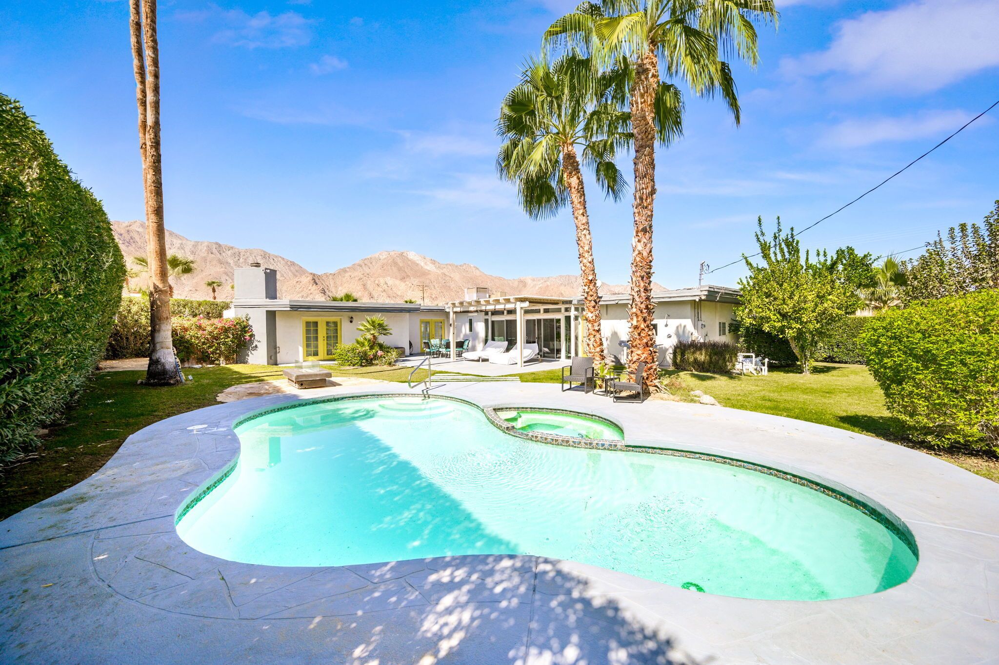 3 BR Mid-century modern, pool & hot tub backyard oasis, top of La Quinta Cove 