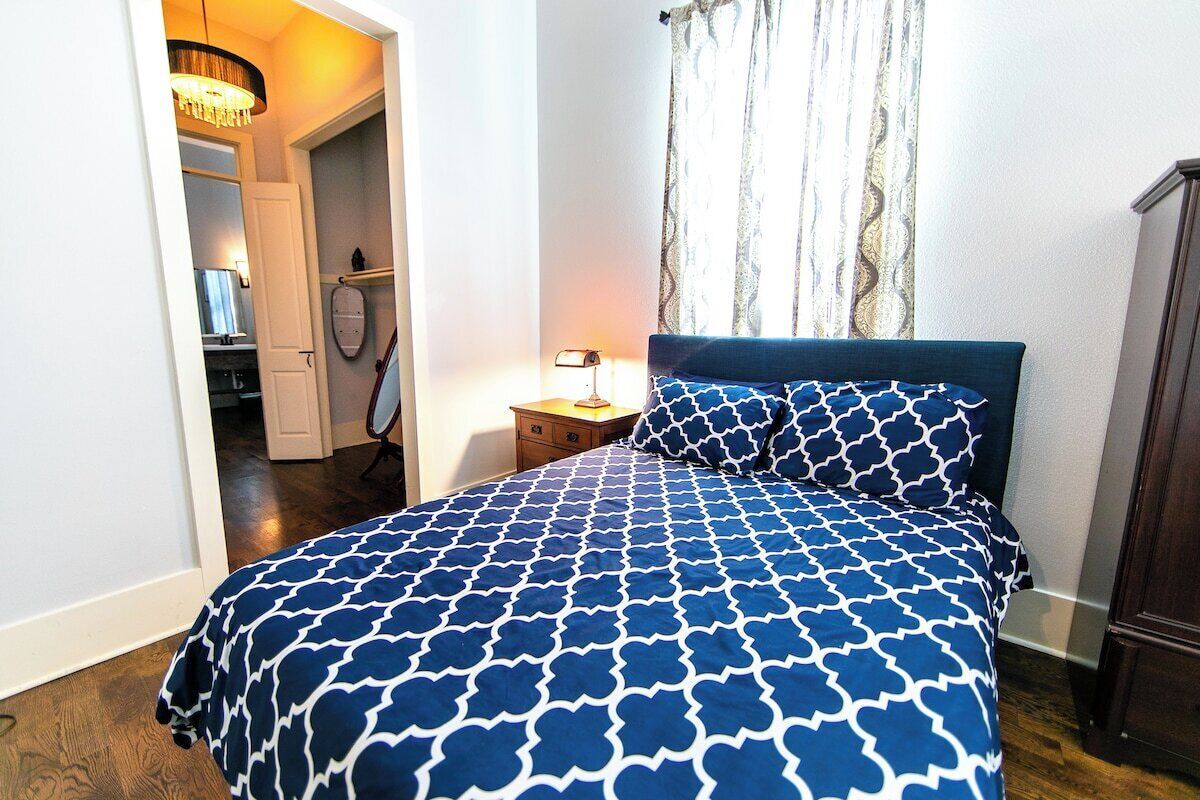 2 bedrooms, desk, iron/ironing board, travel crib