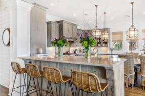 Kjøleskap, oppvaskmaskin, kaffetrakter/tekoker og kjøkkenutstyr