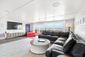 Tv, eldstad, ett bordtennisbord och en stereo