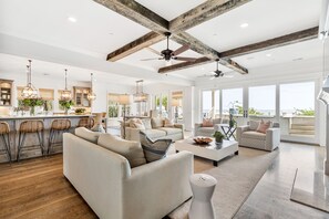 TV, peis, bordtennis og stereoanlegg