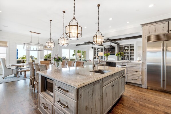 Kjøleskap, oppvaskmaskin, kaffetrakter/tekoker og kjøkkenutstyr