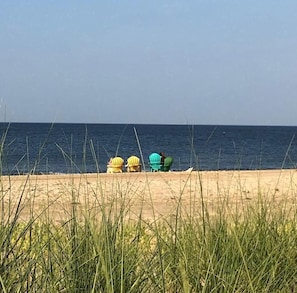 På stranden, liggestole, badehåndklæder