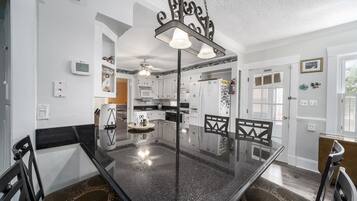 KylskÄp, mikrovÄgsugn, ugn och spishÀll