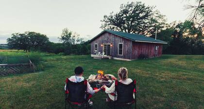 Maalaismainen mökki luonnonkaunis joen laaksossa lähellä retkeily- ja maastopyöräilyreittejä