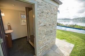 Spa - Luxury home with amazing views, Pool, Firepit, AC, Outdoor Gym (Kaneohe)