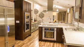 Geladeira, micro-ondas, fogão, cooktop