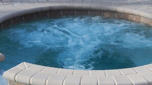 A hot tub with a brick border. - 6 Bed/4 Bath Villa POOL FACES SOUTH!  2 Miles From DISNEY 130 Reviews 9.8 rating (Kissimmee)