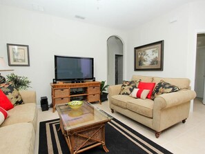 Smart TV, reproductor de DVD, futbolito y libros 