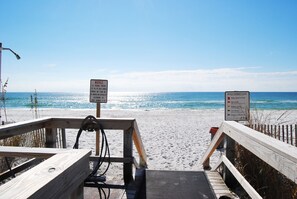 On the beach - Summer Place 305 • Amazing Ocean View - Platinum Beachfront Condo, Pool, Hot Tub, Free Bch Serv (Fort Walton Beach)