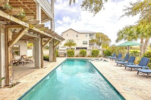 حمّام سباحة مُدفَّأ، مقاعد للتشمس