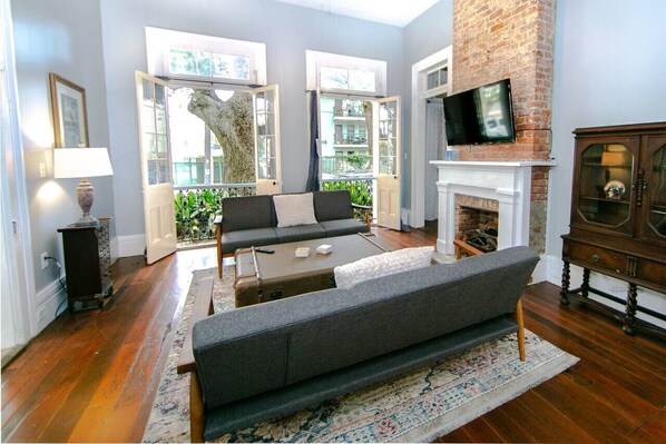 Smart TV, fireplace - Governor`s Mansion Historic Getaways (New Orleans)