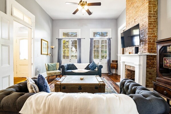 Smart TV, fireplace
