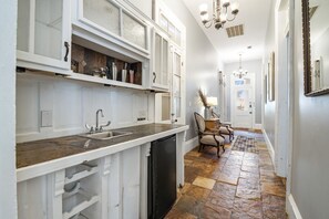 Interior - Governor`s Mansion Historic Getaways (New Orleans)