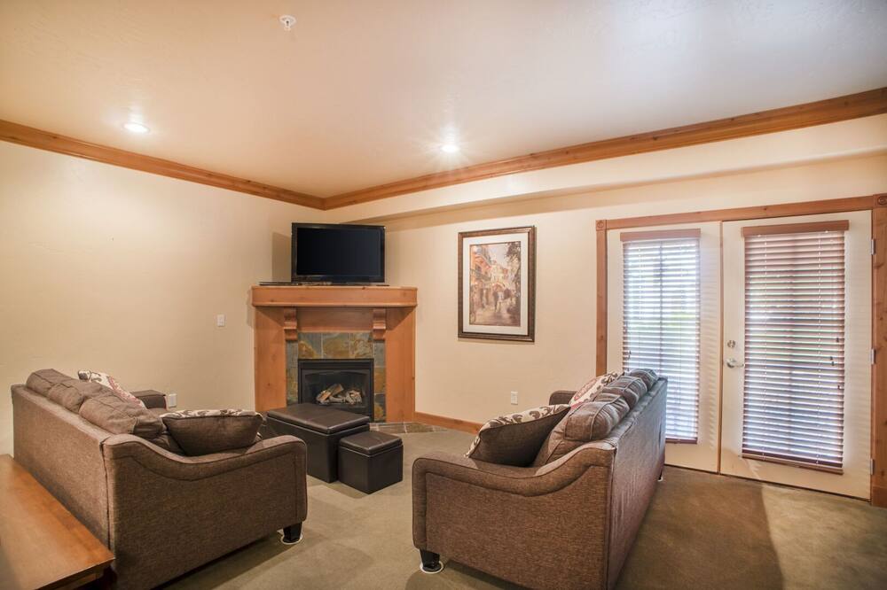 Family Vacation~Heated In/Out Pool, Tubing & Ice Skating Villa 1058