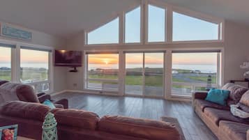 Een smart-tv, een open haard en een dvd-speler