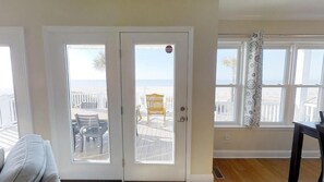 Flachbildfernseher, Kamin, DVD-Player, Bücher