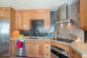 House, Multiple Beds (Viking Lodge 210 - Amazing Grace) | Private kitchen