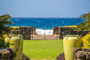 Property grounds - Oceanfront Corner Villa w/ Air Conditioning (Koloa)